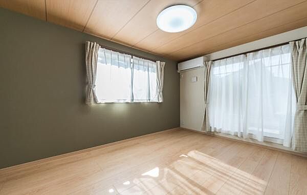 「主寝室」明るく広々主寝室。ダブルベッドも楽々配置可能です。