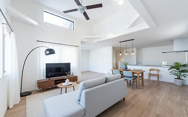 上質な素材感に包まれる、こだわりを凝縮したリビング。大きな窓から光が入り、開放感あふれる日常を演出します。(本画像はCGにて家具を配置しております。実際にはおかれておりません。)