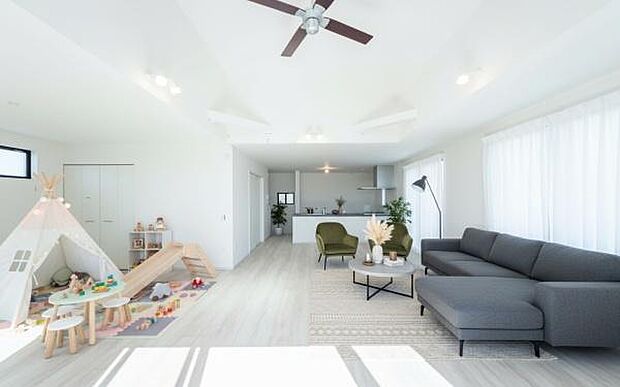 上質な素材感に包まれる、こだわりを凝縮したリビング。大きな窓から光が入り、開放感あふれる日常を演出します。(本画像はCGにて家具を配置しております。実際にはおかれておりません。)