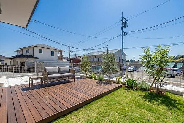 「憧れのガーデンライフ」碧空とガーデンライフが可能な日々の暮らしを豊かに彩ります。(画像のデッキテラス、芝や植栽、屋外家具等はCGによるイメージ画像です)