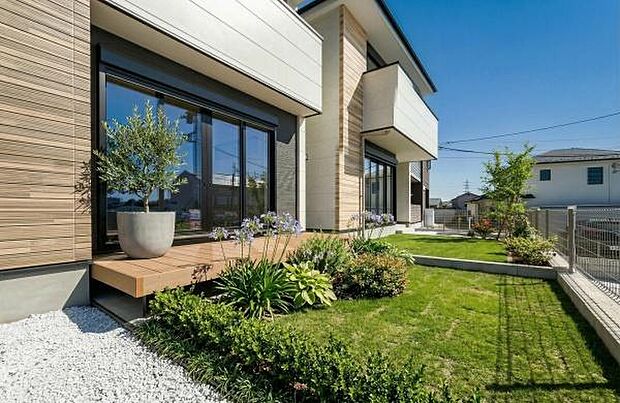 「憧れのガーデンライフ」碧空とガーデンライフが可能な日々の暮らしを豊かに彩ります。(画像のデッキテラス、芝や植栽等はCGによるイメージ画像です)