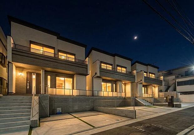 「マイホームの喜びを感じる」スタイリッシュなデザインに心満たされる憧れの家。(画像の一部AIによる画像処理をしているイメージ画像です。)