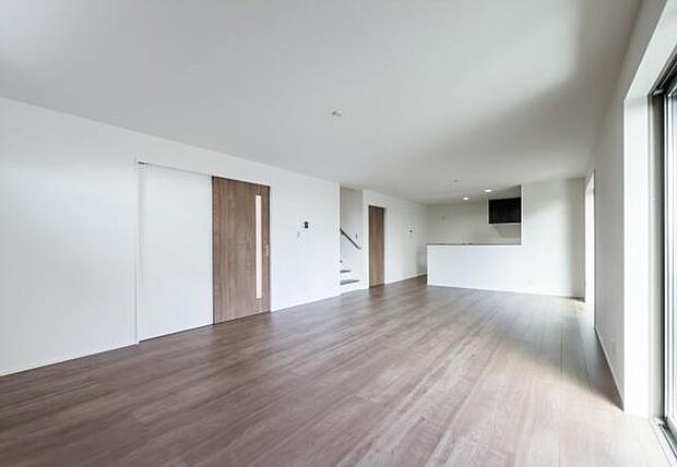 「家族が大好きなリビング」みんなが集まる広いリビング。みんなが大好きなリビングで家族団らん。みんなが集まるからこそ、一層の開放感を手にする素敵な住まい。