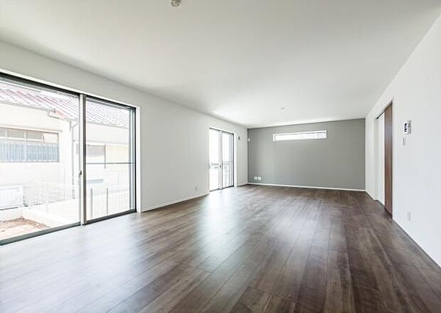 「家族が大好きなリビング」みんなが集まる広いリビング。みんなが大好きなリビングで家族団らん。みんなが集まるからこそ、一層の開放感を手にする素敵な住まい。