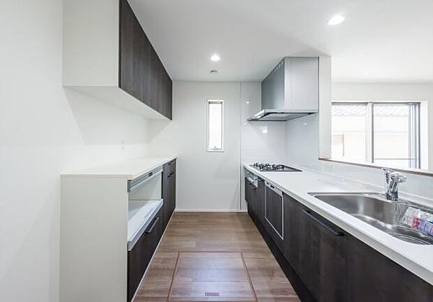 「全体を見渡せる安心感」家族の会話が弾む奥様に人気の高いカウンターキッチン、料理しながらお子様の様子の確認ができ移動しやすい広いキッチンスペースです。