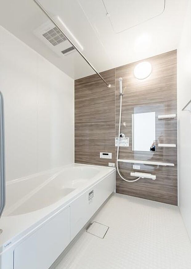 「疲れを癒す空間」広々とした雰囲気の良いバスルーム。お子様と一緒にお風呂に入る楽しみ、思い出の一ページが刻まれる大切な瞬間