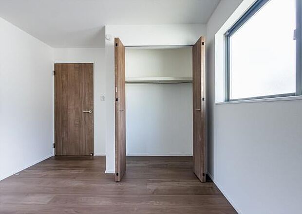 「クローゼット収納」奥行も納得サイズのクローゼット。