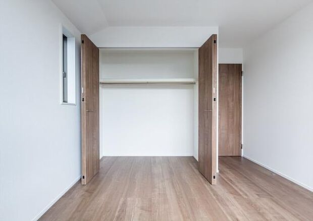 「クローゼット収納」奥行も納得サイズのクローゼット。