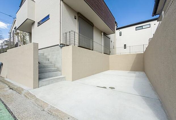 「広々カースペース」車高を気にしなくて良い。広々駐車可能な車庫スペース。