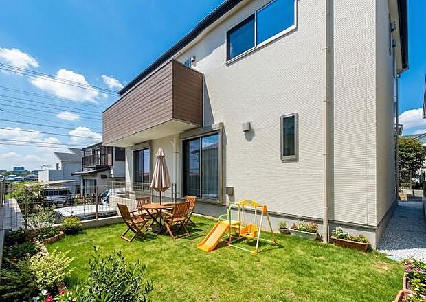 「憧れのガーデンライフ」碧空とガーデンライフが可能な日々の暮らしを豊かに彩ります。（画像の芝生や植栽、屋外用家具等はCGによるイメージ画像です）