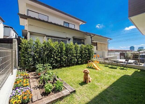 「憧れのガーデンライフ」碧空とガーデンライフが可能な日々の暮らしを豊かに彩ります。（画像の芝生や植栽、屋外用家具等はCGによるイメージ画像です）