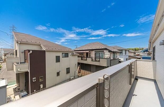 「広い使いやすいバルコニー」陽ざしがたっぷり降り注ぐ、広々としたバルコニー付き住まい。