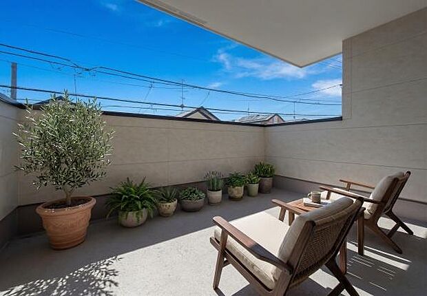 「広い使いやすいバルコニー」陽ざしがたっぷり降り注ぐ、広々としたバルコニー付き住まい。(本画像はCGにて家具や植栽を配置したイメージ画像です。実際に家具や植栽を置かれる際は有料となります)