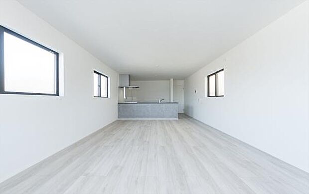 「家族が大好きなリビング」みんなが集まる広いリビング。みんなが大好きなリビングで家族団らん。みんなが集まるからこそ、一層の開放感を手にする素敵な住まい。