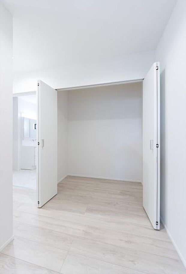 「2F廊下部分の広々収納」あると嬉しい収納スペース。お掃除道具などの置き場に便利。