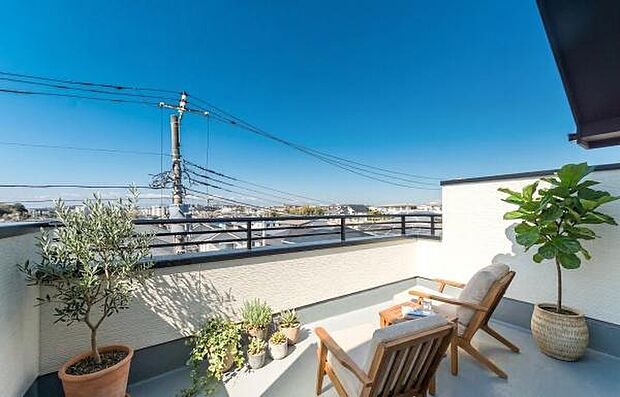 「広い使いやすいバルコニー」陽ざしがたっぷり降り注ぐ、広々としたバルコニー付き住まい。（本画像はCGにて家具や植栽を配置しております。実際に家具はおかれておりません。）