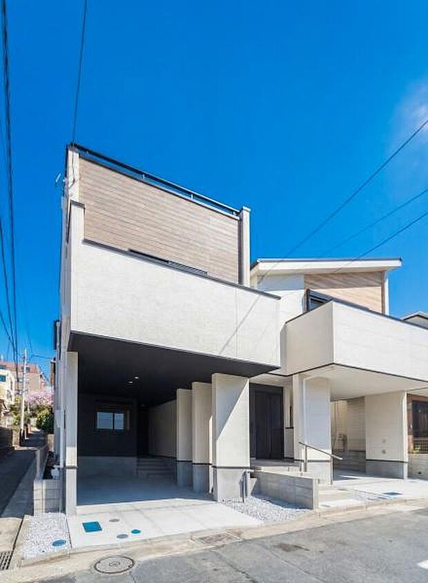 「開放感＋日当たりの良さ」家に入らなくても分かる日当たりの良さ。開放感の良さ。碧空も清々しく心地の良い住まい。住みたくなる家。暮らしたい町。