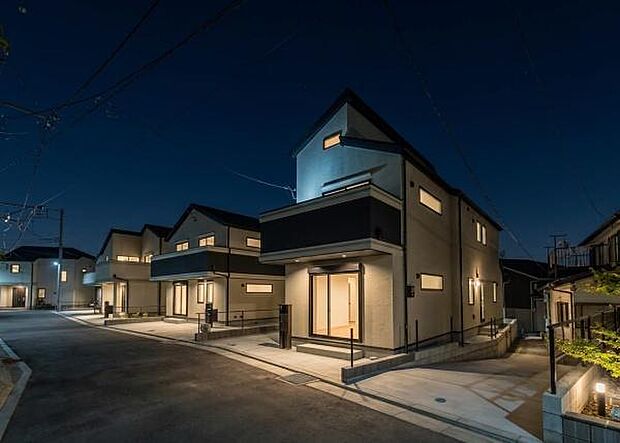 「美しいデザイン。惚れ惚れするデザイン」何よりも格好良い。純粋に素敵な家。街並み。(一部画像をAI処理し夜景風景や照明等を配置したイメージ画像となります)