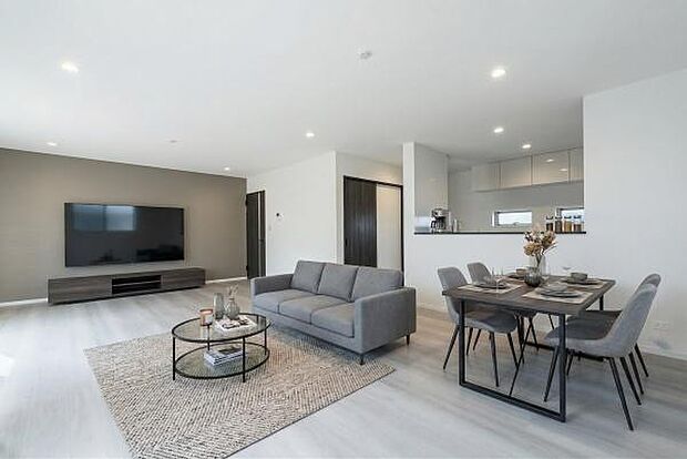 「上質な空間を」開放感と日当たりの良さに恵まれたリビング空間。（本画像はCGにて家具を配置しております。実際に家具はおかれておりません。）