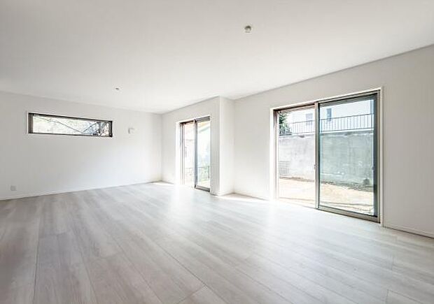 「プライベート感を愉しむリビング空間」開放感の良さに恵まれた爽快なリビング空間。誰にも邪魔されないプライベート感を感じるリビング。