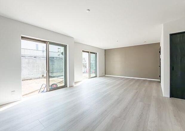 「家族が大好きなリビング」みんなが集まる広いリビング。みんなが大好きなリビングで家族団らん。みんなが集まるからこそ、一層の開放感を手にする素敵な住まい。