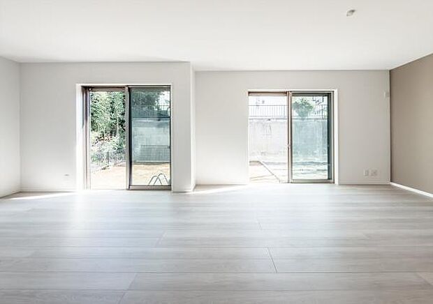 「家族が大好きなリビング」みんなが集まる広いリビング。みんなが大好きなリビングで家族団らん。みんなが集まるからこそ、一層の開放感を手にする素敵な住まい。