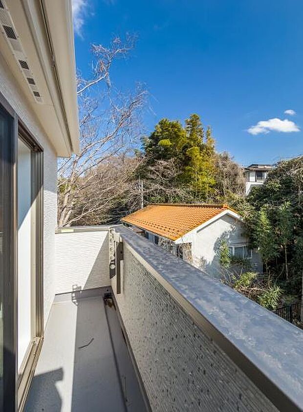 「明るいバルコニー」陽だまりのバルコニーで洗濯物もふかふか。家族の笑顔が広がる、心地よい暮らしが待っています。