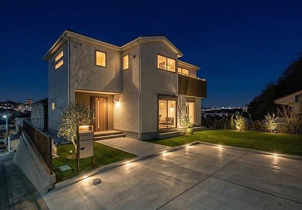 「マイホームの喜びを感じる」スタイリッシュなデザインに心満たされる憧れの家。（画像の一部AIによる画像処理をしているイメージ画像です。人工芝や植栽などは実際は有りません）