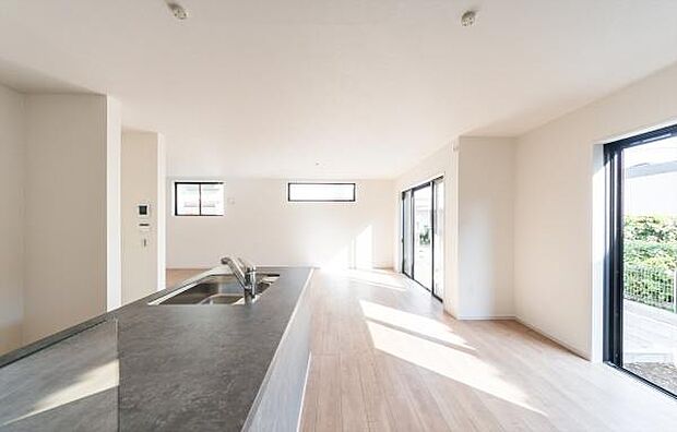 「集うダイニング」直線美と素材感が際立つ、ホテルライクなモダンダイニング。