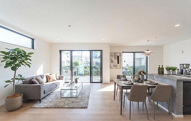 モダンで洗練されたリビング。お洒落な空間が家族の会話を自然と弾ませ、毎日の暮らしを美しくデザインします。（本画像はCGにて家具等を配置しております。実際に家具等はおかれておりません。）