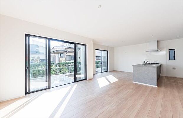 「南向きで明るい家族空間」明るいリビングだから心も温かく家族がゆっくりと居心地の良い空間。家族が集う空間だからこそ、拘りたいリビング空間。