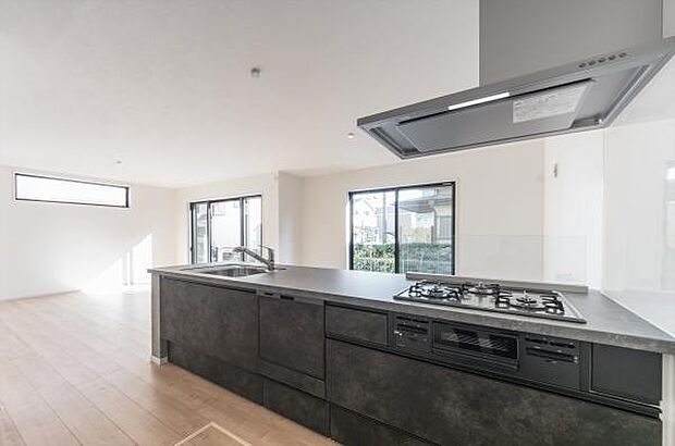 「フルオープンキッチン」カフェスタイル仕様のキッチンは家族と奥様の壁をなくし笑顔で交わすコミュニケーション。毎日の事だからオープンに拘りました。