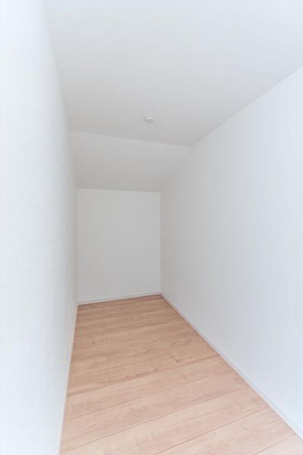 大容量のウォークインクローゼット。季節の衣類や思い出の品もスッキリ収まり、お部屋の広さを有効に活用できます。