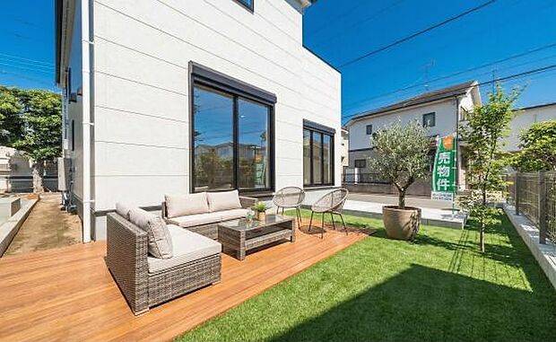 「憧れのガーデンライフ」碧空とガーデンライフが可能な日々の暮らしを豊かに彩ります。（画像のウッドデッキ、植栽や屋外用家具等はCGによるイメージ画像です）