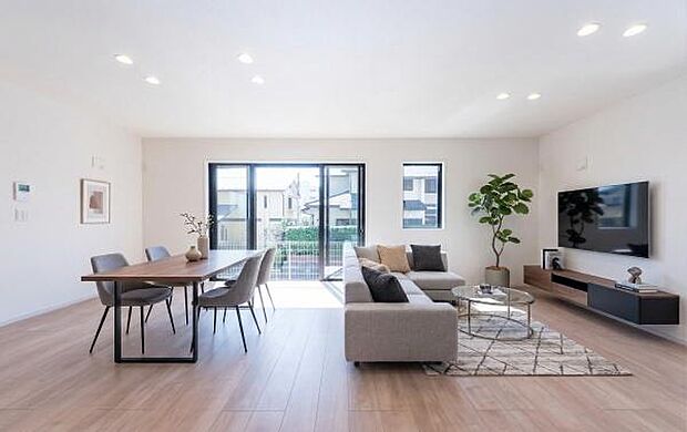 モダンで洗練されたリビング。お洒落な空間が家族の会話を自然と弾ませ、毎日の暮らしを美しくデザインします。（本画像はCGにて家具等を配置しております。実際に家具等はおかれておりません。）