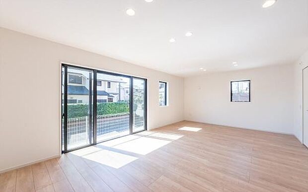 「プライベート感を愉しむリビング空間」開放感の良さに恵まれた爽快なリビング空間。誰にも邪魔されないプライベート感を感じるリビング。