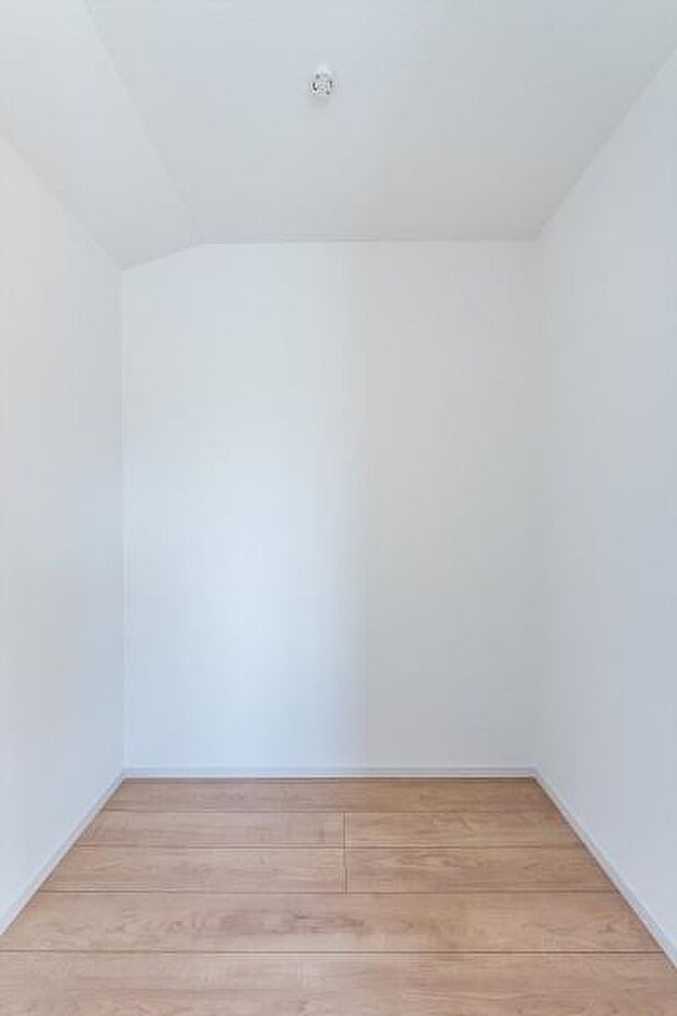 「WIC]大容量のウォークインクローゼット。季節の衣類や思い出の品もスッキリ収まり、お部屋の広さを有効に活用できます。