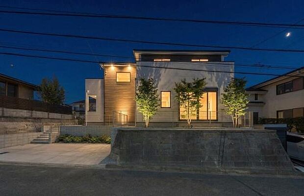 「惚れ惚れするデザイン」何よりも格好良い。純粋に素敵な家。（一部画像をAI処理し植栽や照明等を配置したイメージ画像の為実際に配置される場合はオプションとなり有料となります）