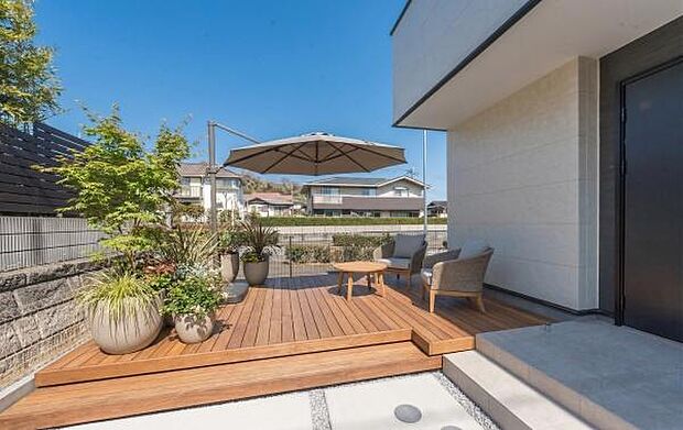 「新しいお庭の使い方」大きすぎるお庭やスペースは大変。ちょっとした空間が嬉しいポイントです。（画像のウッドデッキや植栽、屋外用家具等はCGによるイメージ画像です）