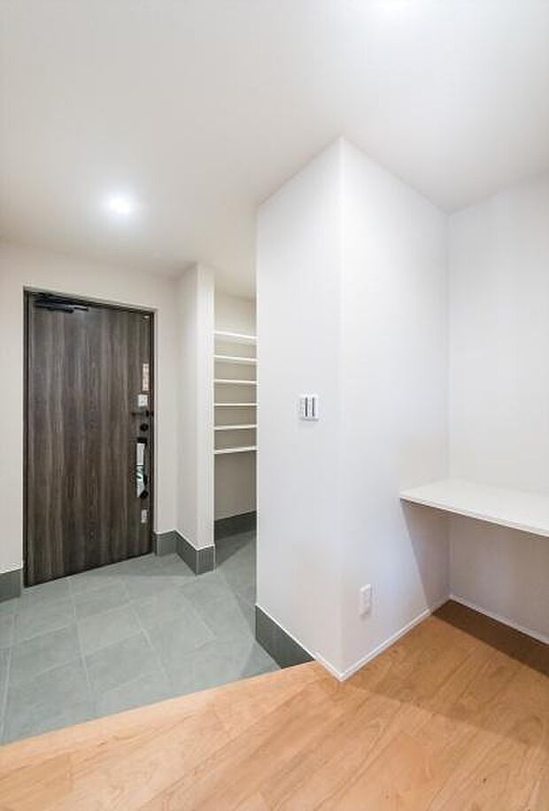 「おかえり」と「いってらっしゃい」優しく包み込む、明るく広々とした玄関。家族の毎日が、ここから気持ちよく始まります。