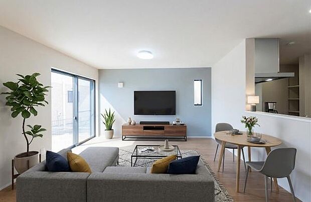 「上質な空間を」開放感と日当たりの良さに恵まれたリビング空間。（本画像はCGにて家具を配置しております。実際に家具はおかれておりません。）