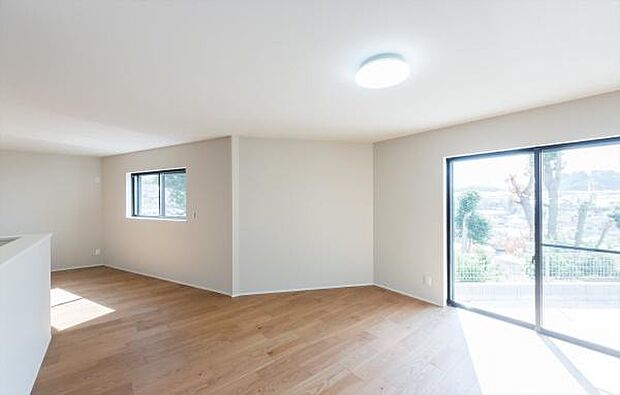 「プライベート感を愉しむリビング空間」開放感の良さに恵まれた爽快なリビング空間。誰にも邪魔されないプライベート感を感じるリビング。