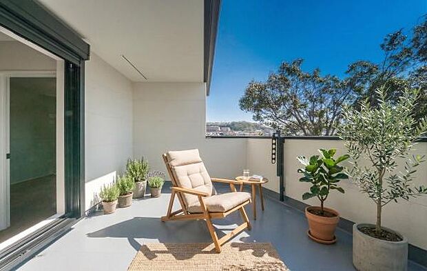 「広い使いやすいバルコニー」陽ざしがたっぷり降り注ぐ、広々としたバルコニー付き住まい。（本画像はCGにて家具や植栽を配置したイメージ画像です。実際に家具や植栽を置かれる際は有料となります）