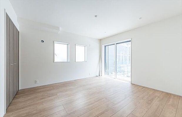 「主寝室」明るく広々主寝室。ダブルベッドも楽々配置可能です。