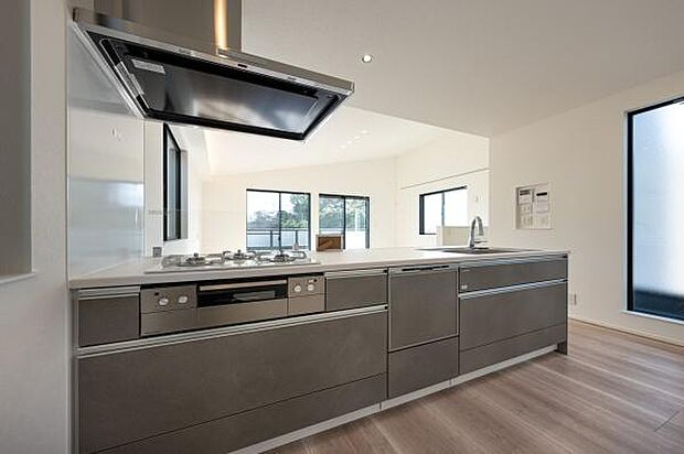 機能美を追求したスタイリッシュキッチン。広々としたワークトップと充実の設備が、日々の料理をより楽しく軽やかに彩ります。