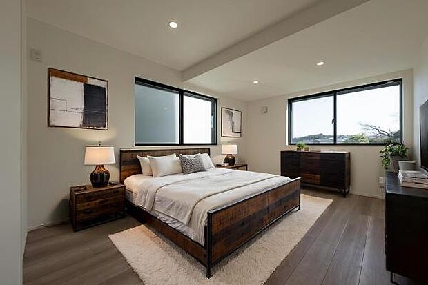 一日の疲れを癒す穏やかな主寝室。ゆとりある広さと落ち着いた照明設計が、深く心地よい眠りへと誘うプライベート空間です。（本画像はCGにて家具等を配置しております。実際に家具等はおかれておりません。）