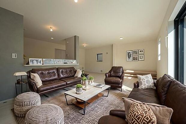 上質な素材感に包まれる、こだわりを凝縮したリビング。大きな窓から光が入り、開放感あふれる日常を演出します。（本画像はCGにて家具等を配置しております。実際に家具等はおかれておりません。）