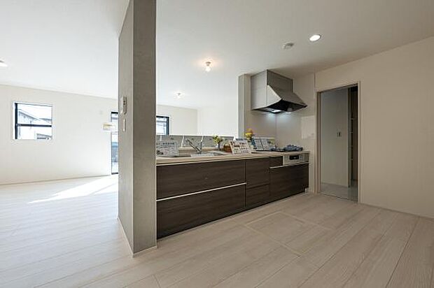 会話が弾む対面式のモダンキッチン。お料理中も家族の気配を感じられ、家事動線に配慮した機能美が魅力です。