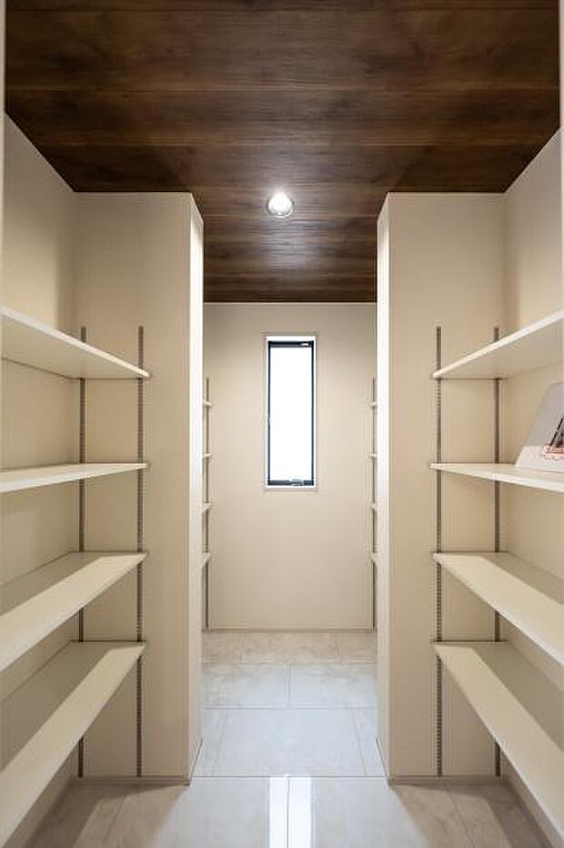 キッチン横の頼れる大容量パントリー。可動棚付きで、食料品のストックから調理家電まで効率よく整理整頓できます。