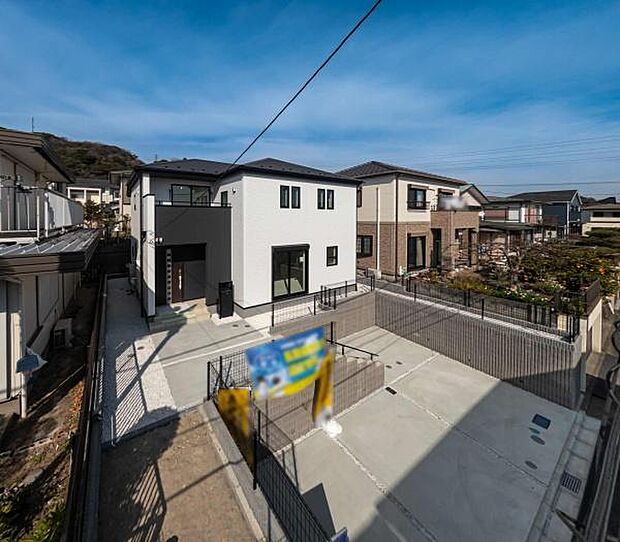 白と黒のモダンな外観。並列駐車可能な広々とした敷地で、開放感ある暮らしを。